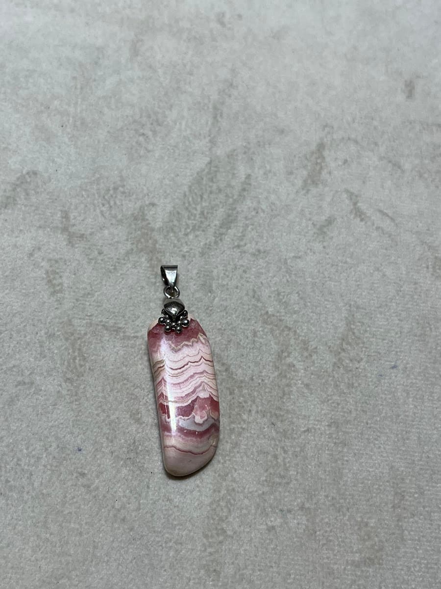 Pendentif en rhodochrosite veinée et argent
