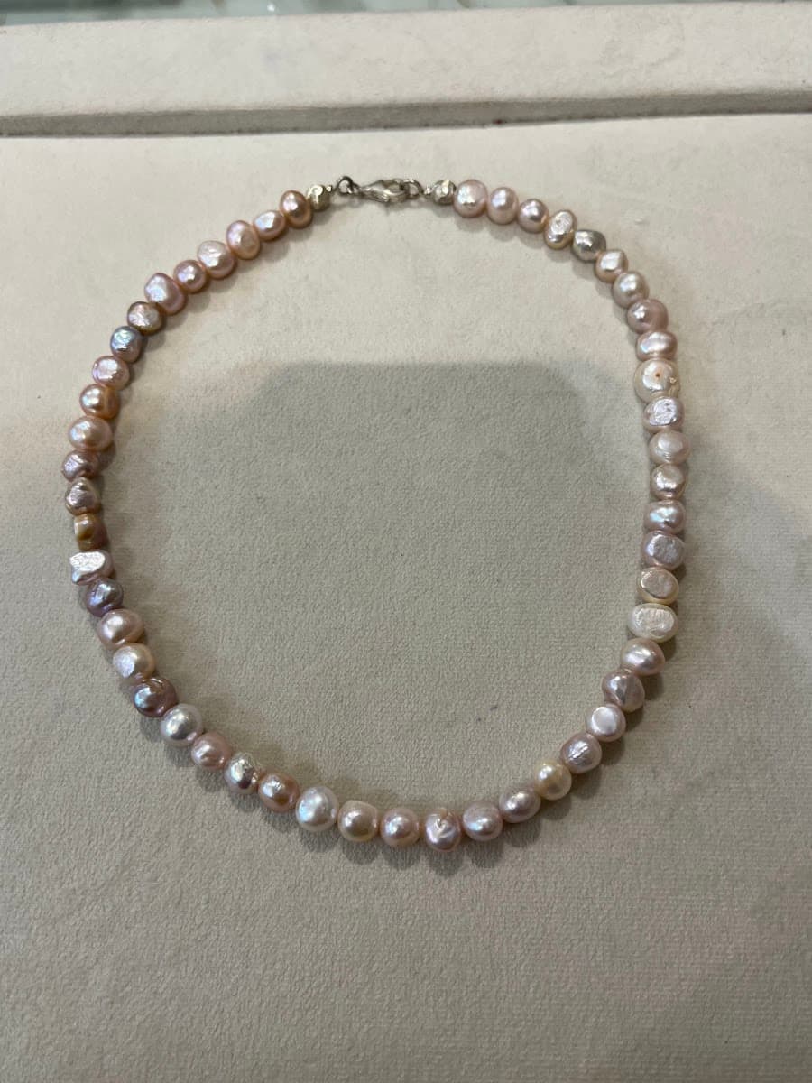 Collier de perles roses irrégulières