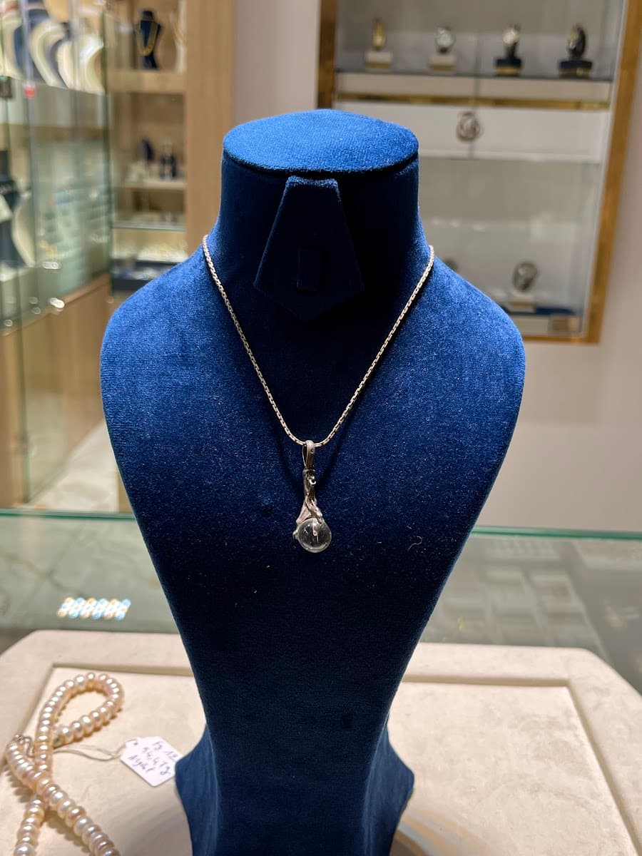 Collier avec pendentif en forme de goutte