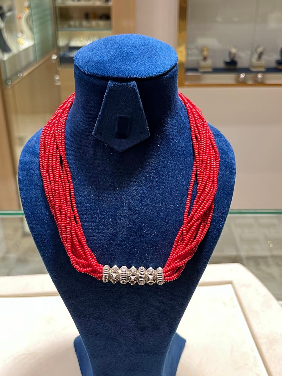 Collier multi-rangs de perles rouges avec fermoir argenté