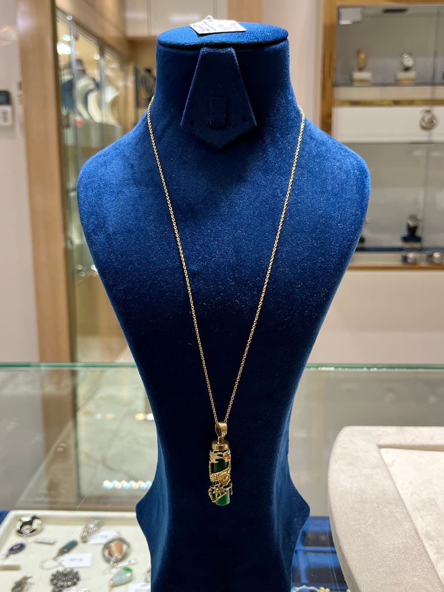 Collier en or avec pendentif cylindrique vert