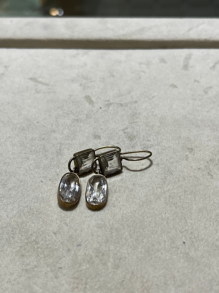 Boucles d'oreilles pendantes avec pierres transparentes