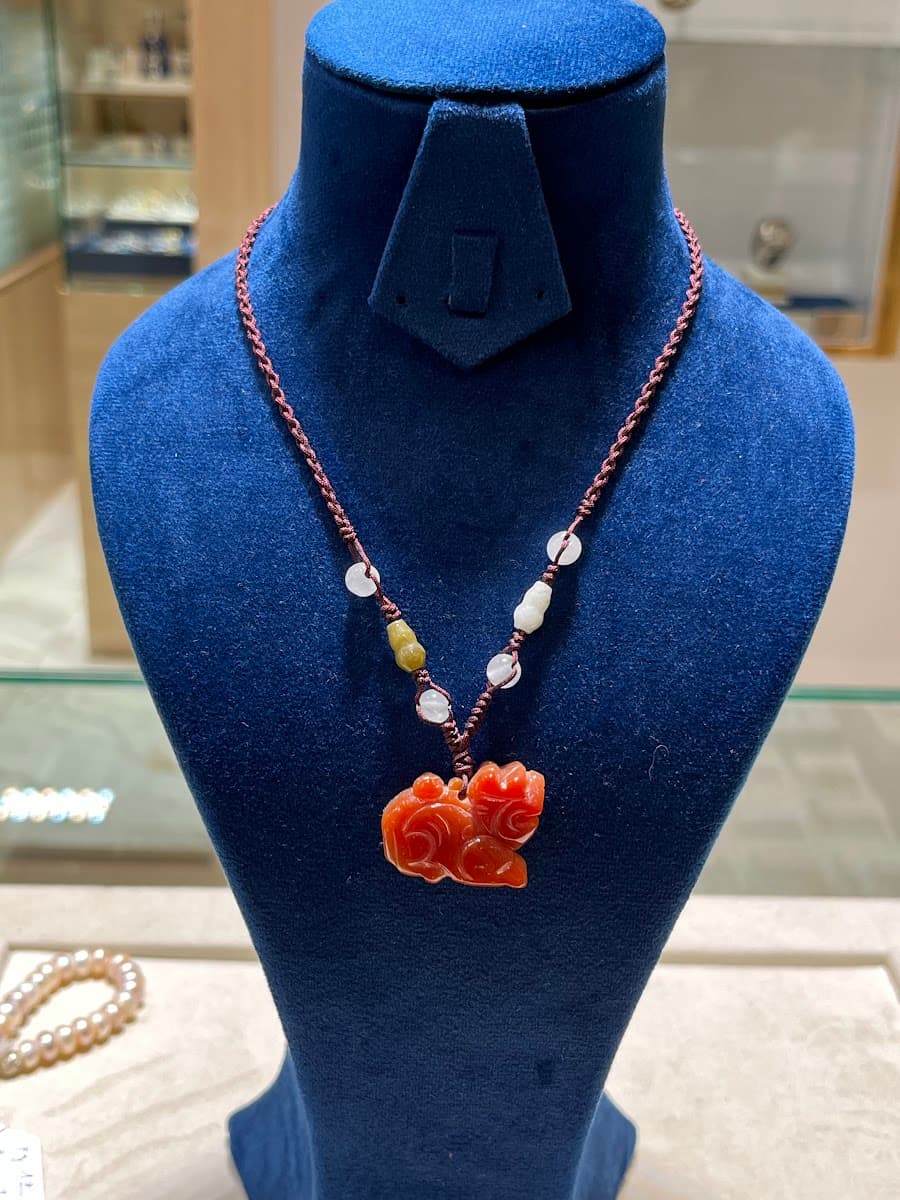 Collier avec pendentif animal rouge