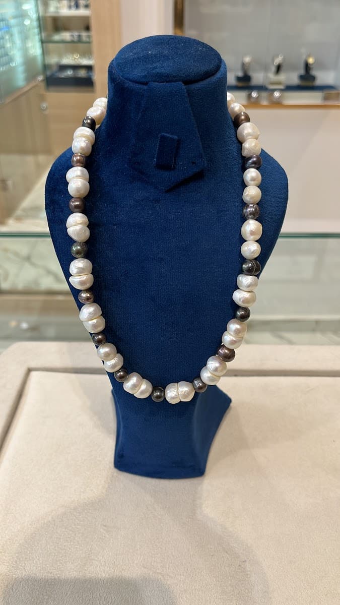 Collier de perles baroques blanches et perles sombres