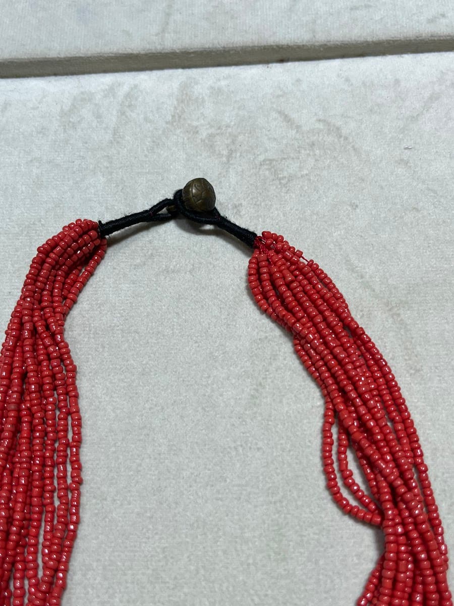 Collier à plusieurs rangs de perles rouges