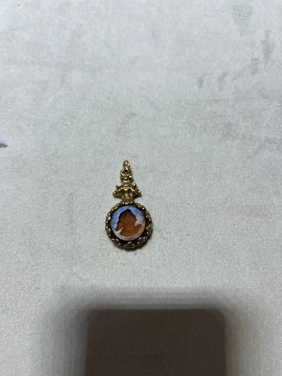 Pendentif cabochon grenat et or