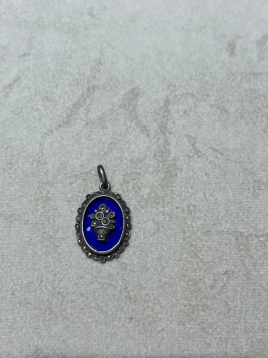 Pendentif ovale en argent et lapis lazuli avec motif floral