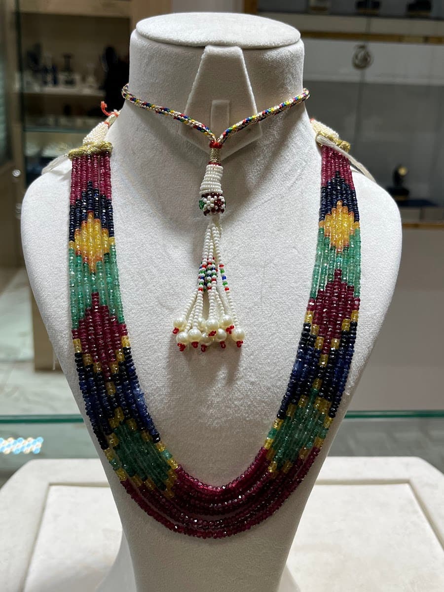 Collier multicolore en pierres fines et perles