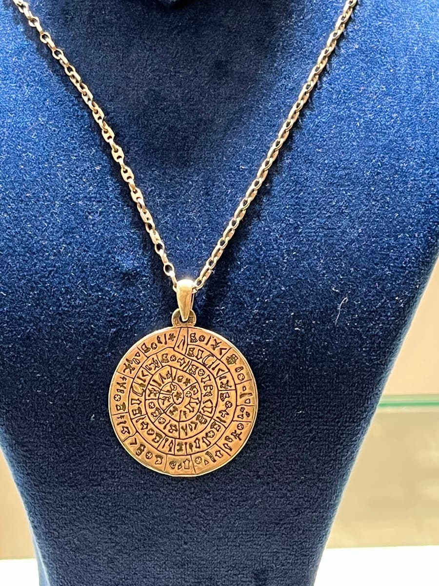 Collier avec pendentif disque de Phaistos en or