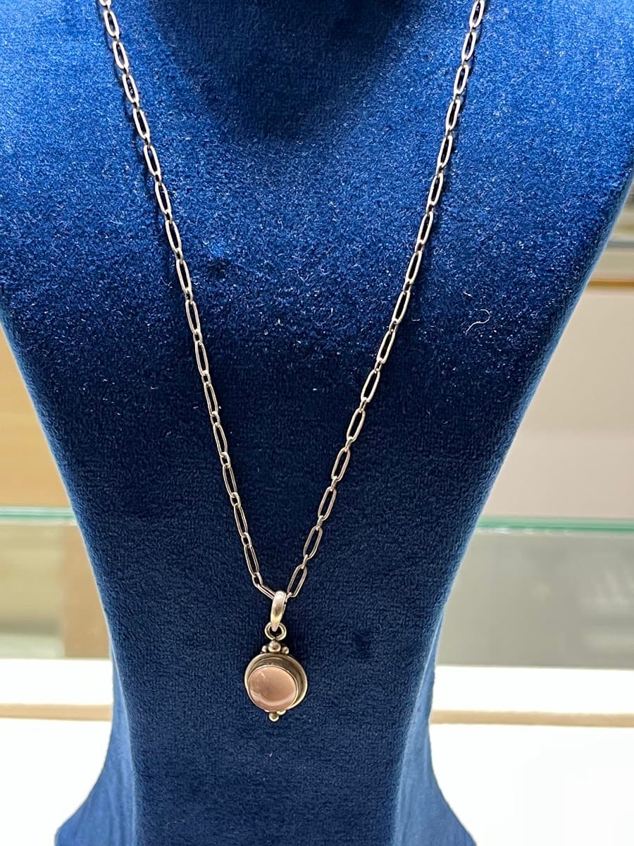 Collier en argent avec pendentif pierre rose