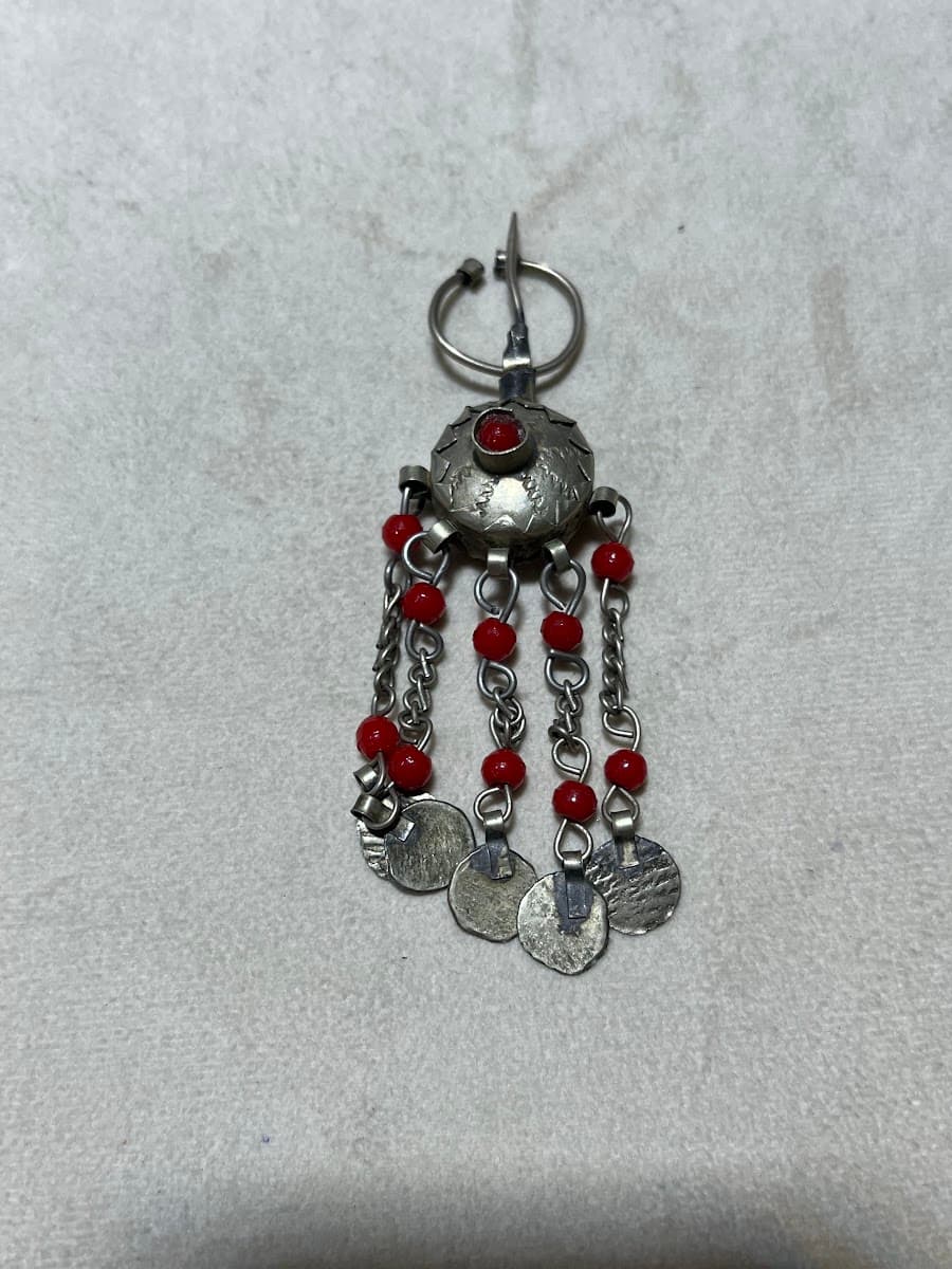 Pendentif chandelier orné de perles rouges et de pièces en argent