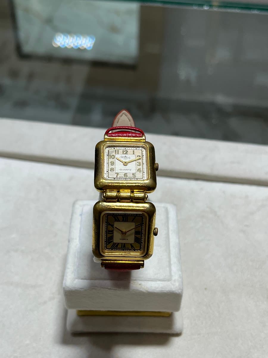 Montre double cadran en or avec bracelet en cuir rouge