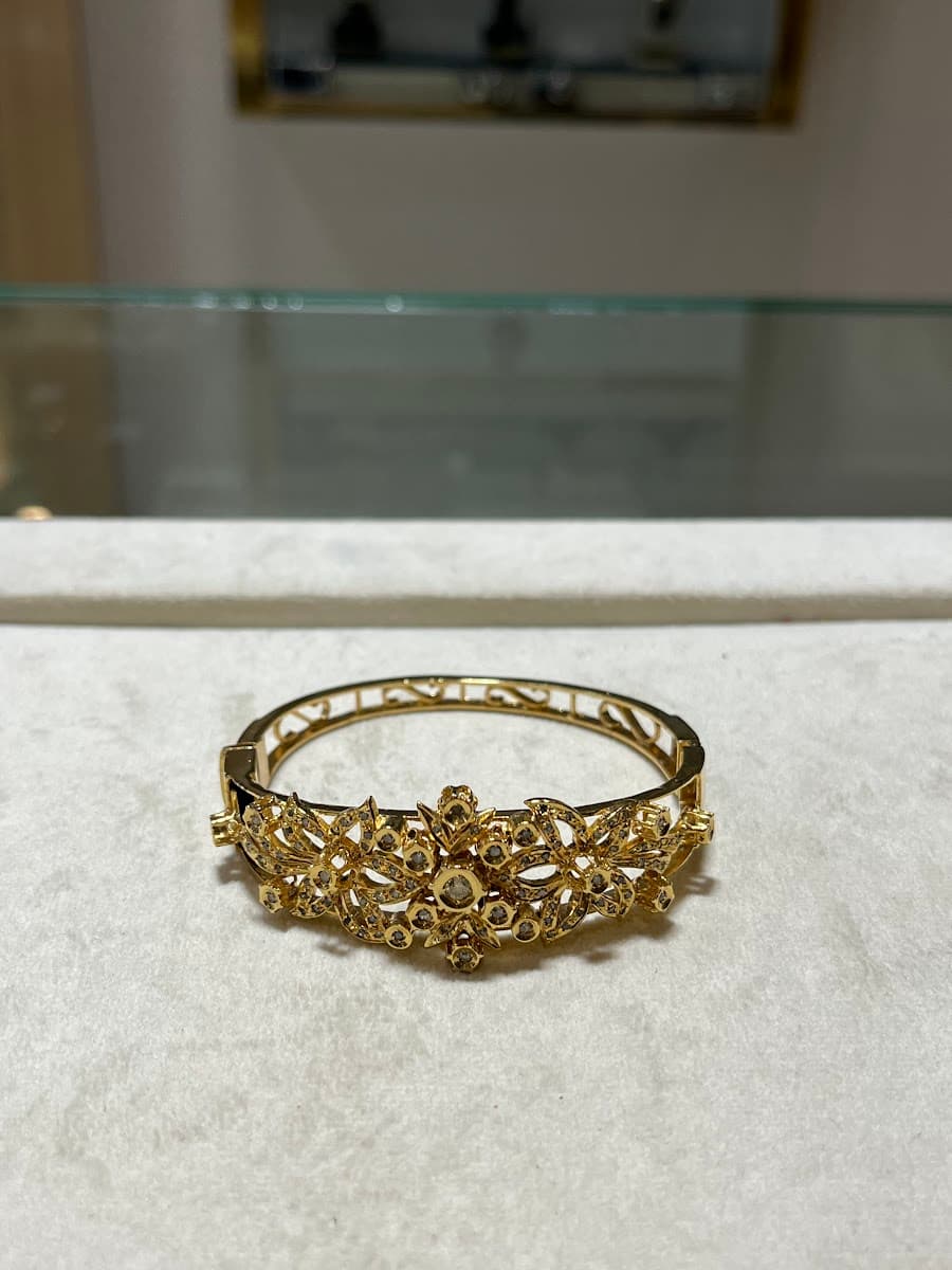 Bracelet en or orné de motifs floraux et de diamants