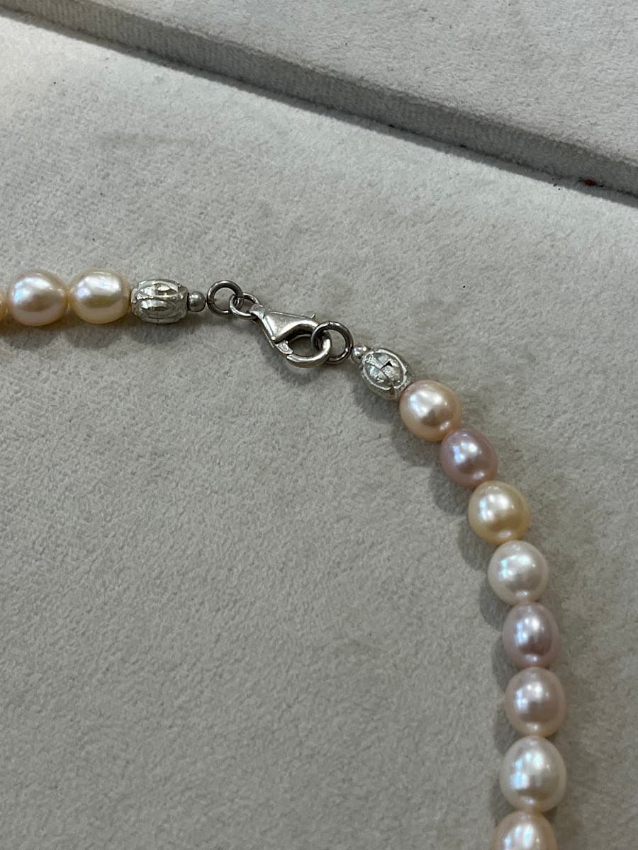 Collier de perles multicolores avec fermoir en argent