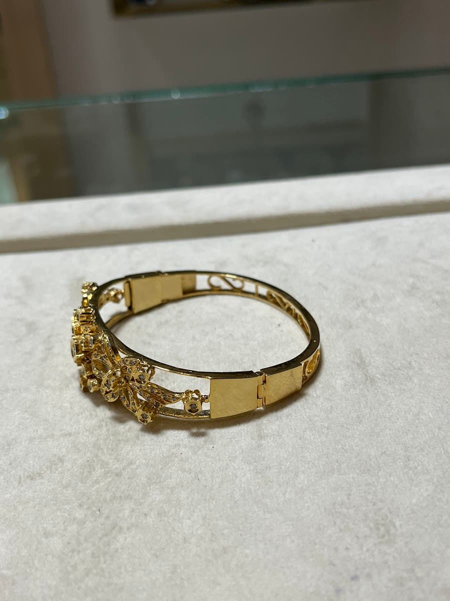 Bracelet rigide en or avec ornements floraux