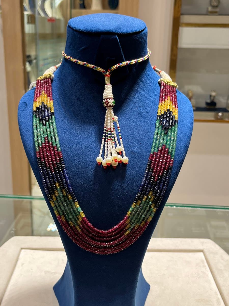 Collier de pierres précieuses multicolores à plusieurs rangs avec pendentif gland