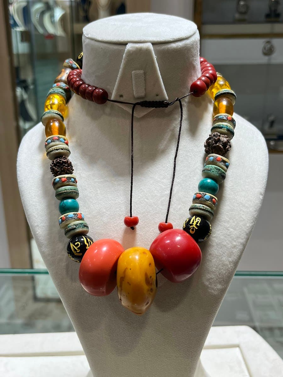 Collier ethnique multicolore avec perles diverses