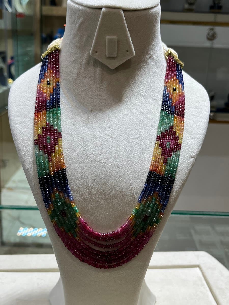 Collier multirangs en pierres précieuses