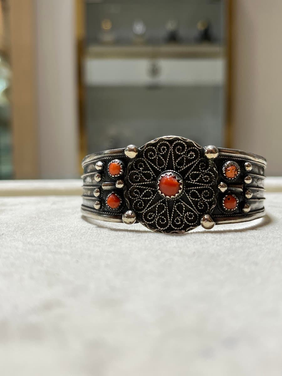 Bracelet manchette en argent orné de corail