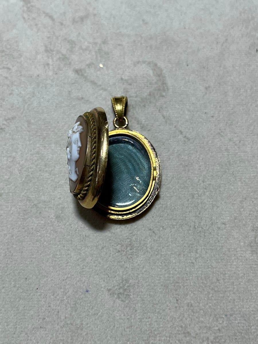 Camée ancien en or avec portrait de femme