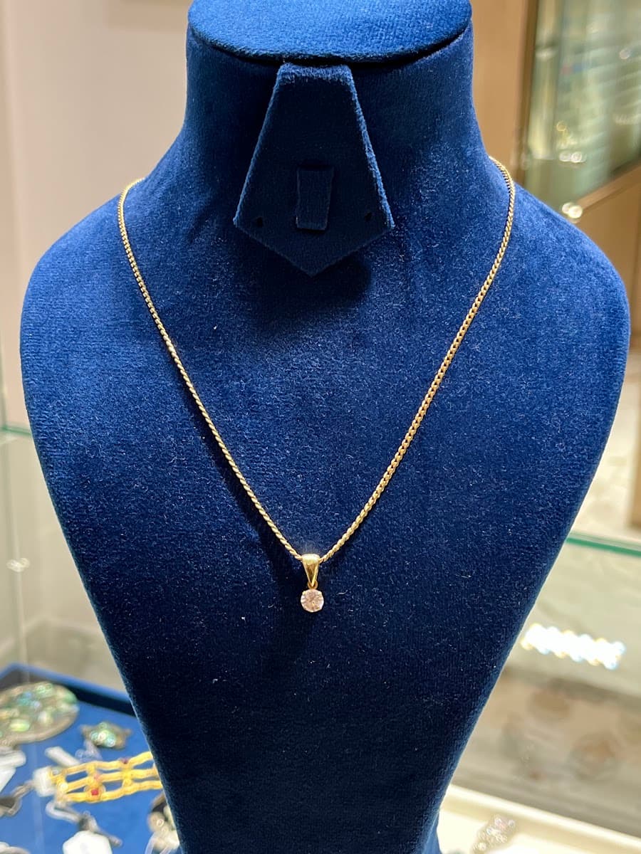 Collier en or avec pendentif diamant solitaire