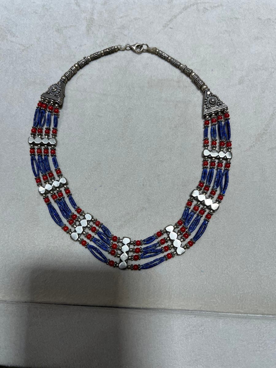 Collier ethnique à plusieurs rangs avec lapis-lazuli, corail et argent