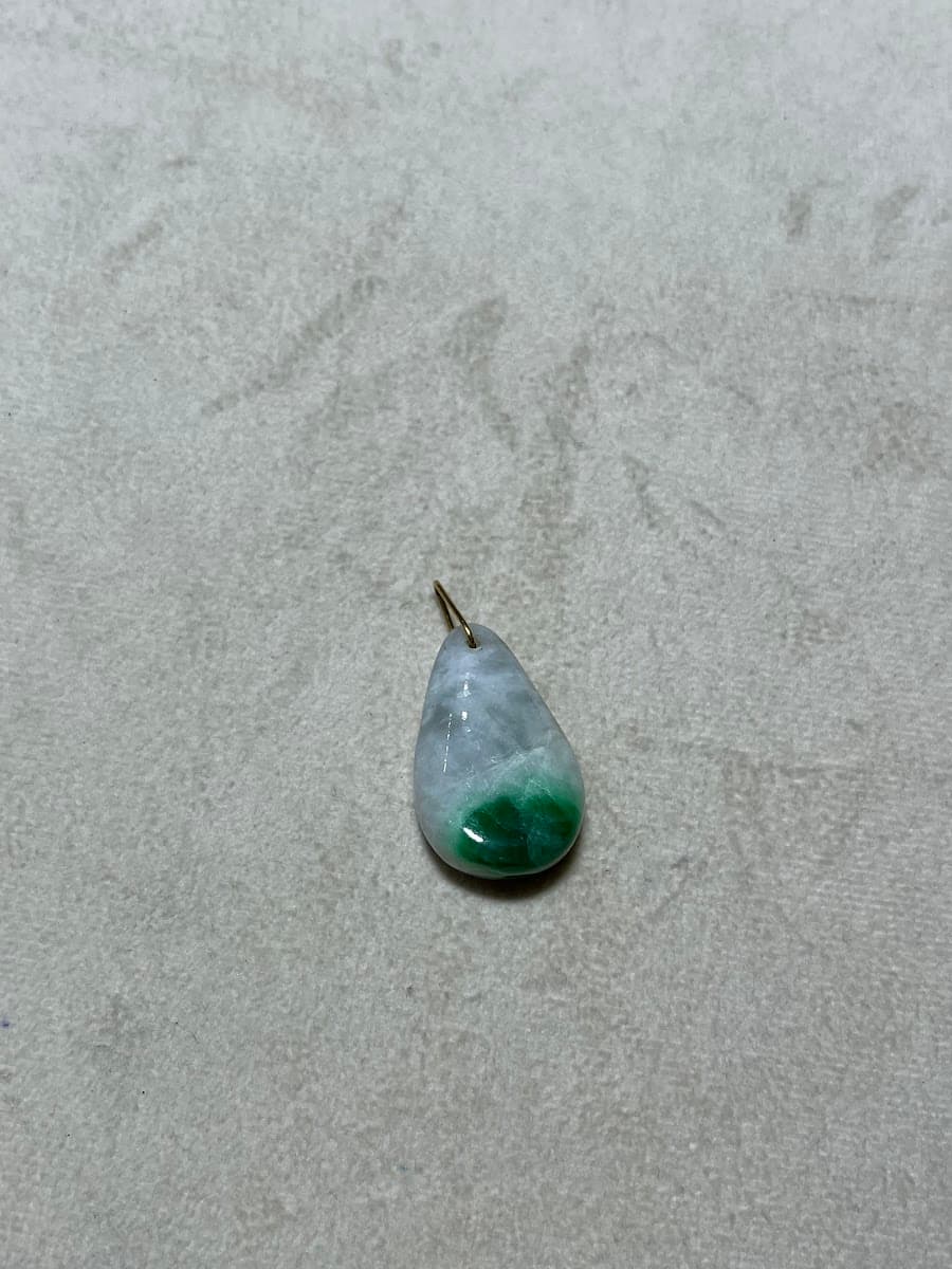 Pendentif goutte en jade vert et blanc