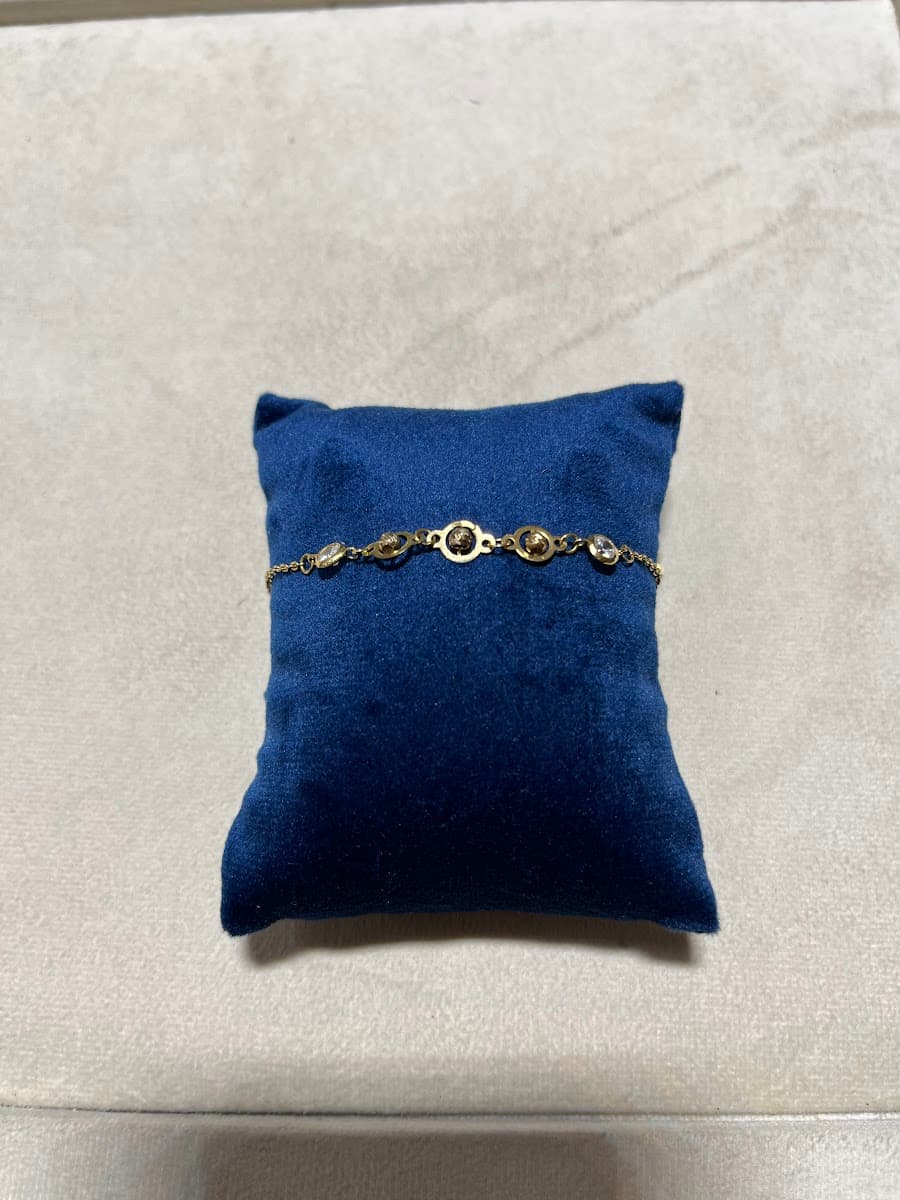 Bracelet délicat en or avec pierres ornementales