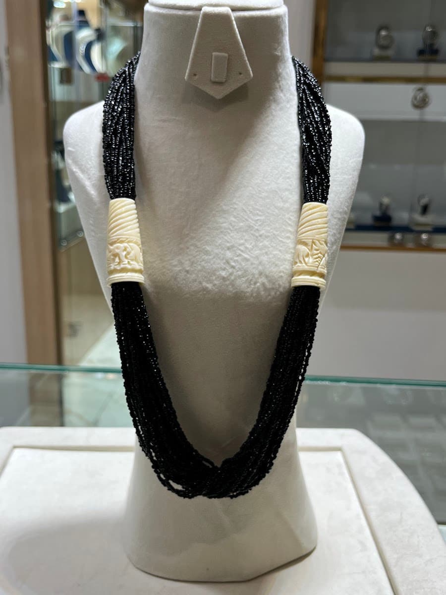 Collier ethnique en perles noires et ornements ivoire