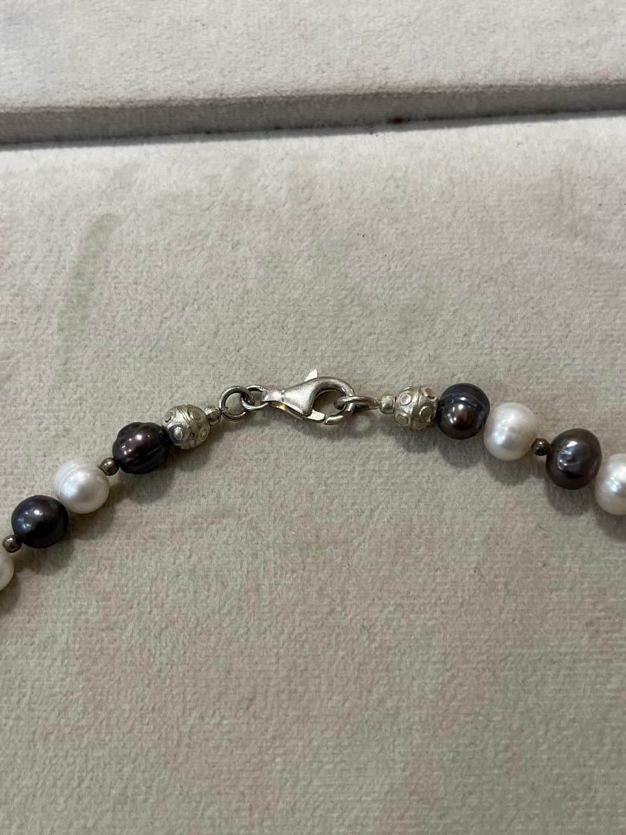 Collier de perles blanches et noires avec fermoir en argent