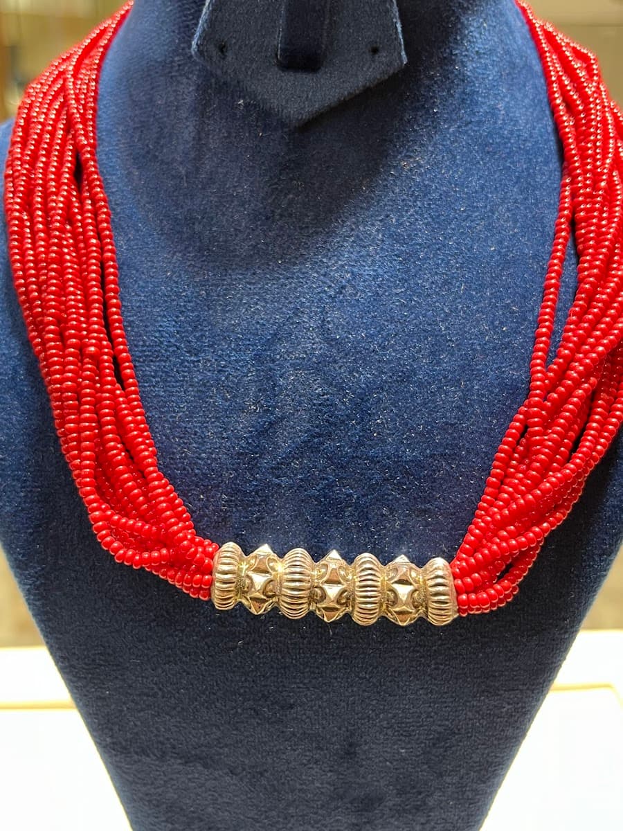 Collier de perles rouge avec fermoir orné