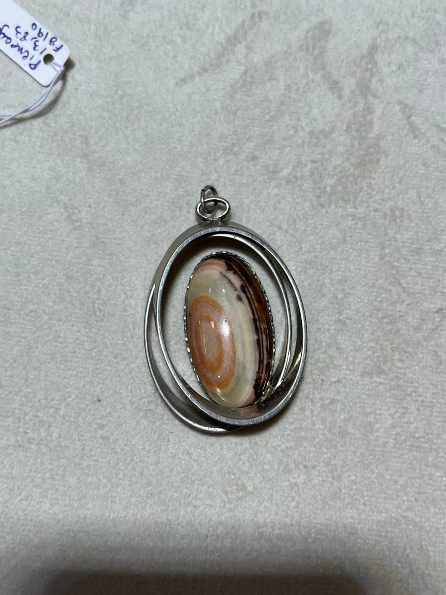 Pendentif médaillon ovale en argent avec pierre agate